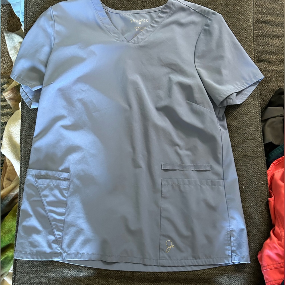 Jaanuu women’s scrub top